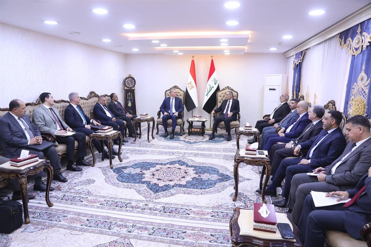 جانب من لقاء وزير البترول ونظيره العراقي في العاصمة بغداد