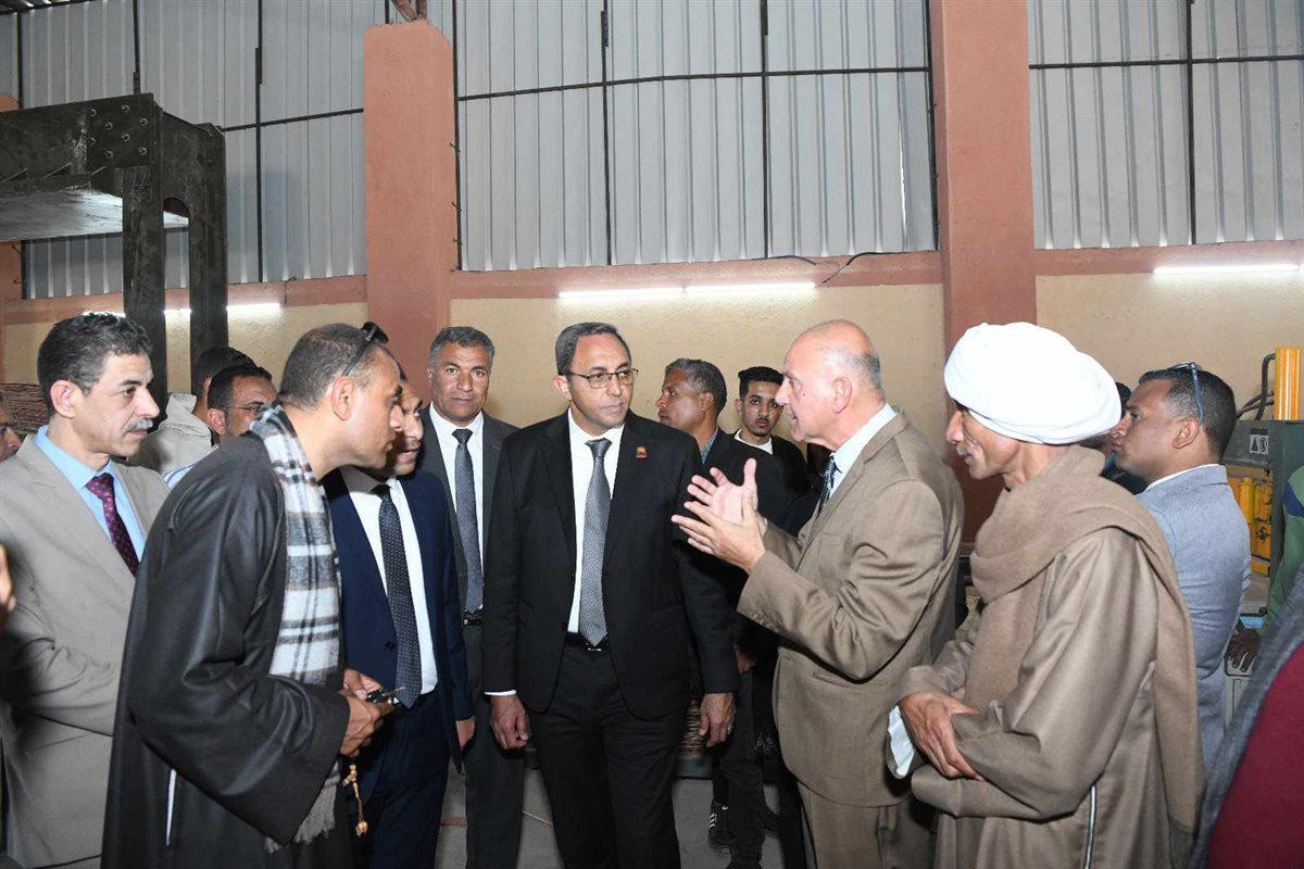 جولة المحافظ بالمصنع
