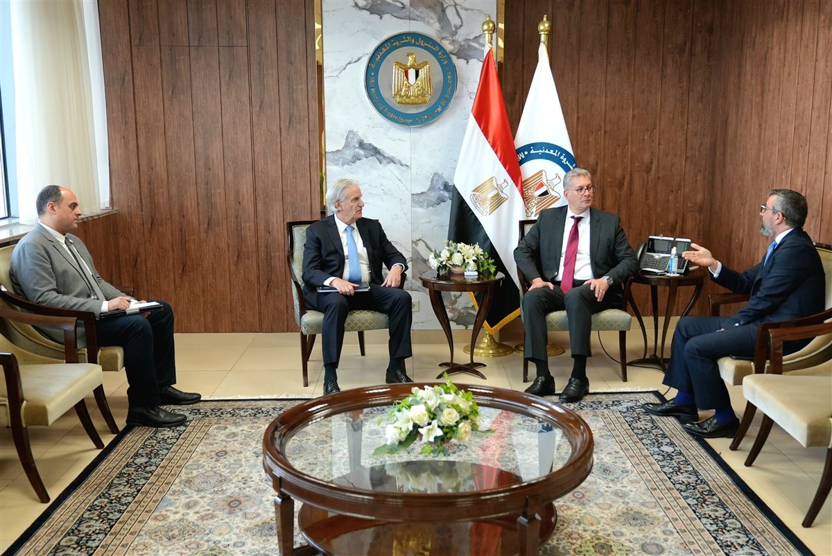 جانب من لقاء وزير البترول ومجموعة يونايتد إنرجى الصينية