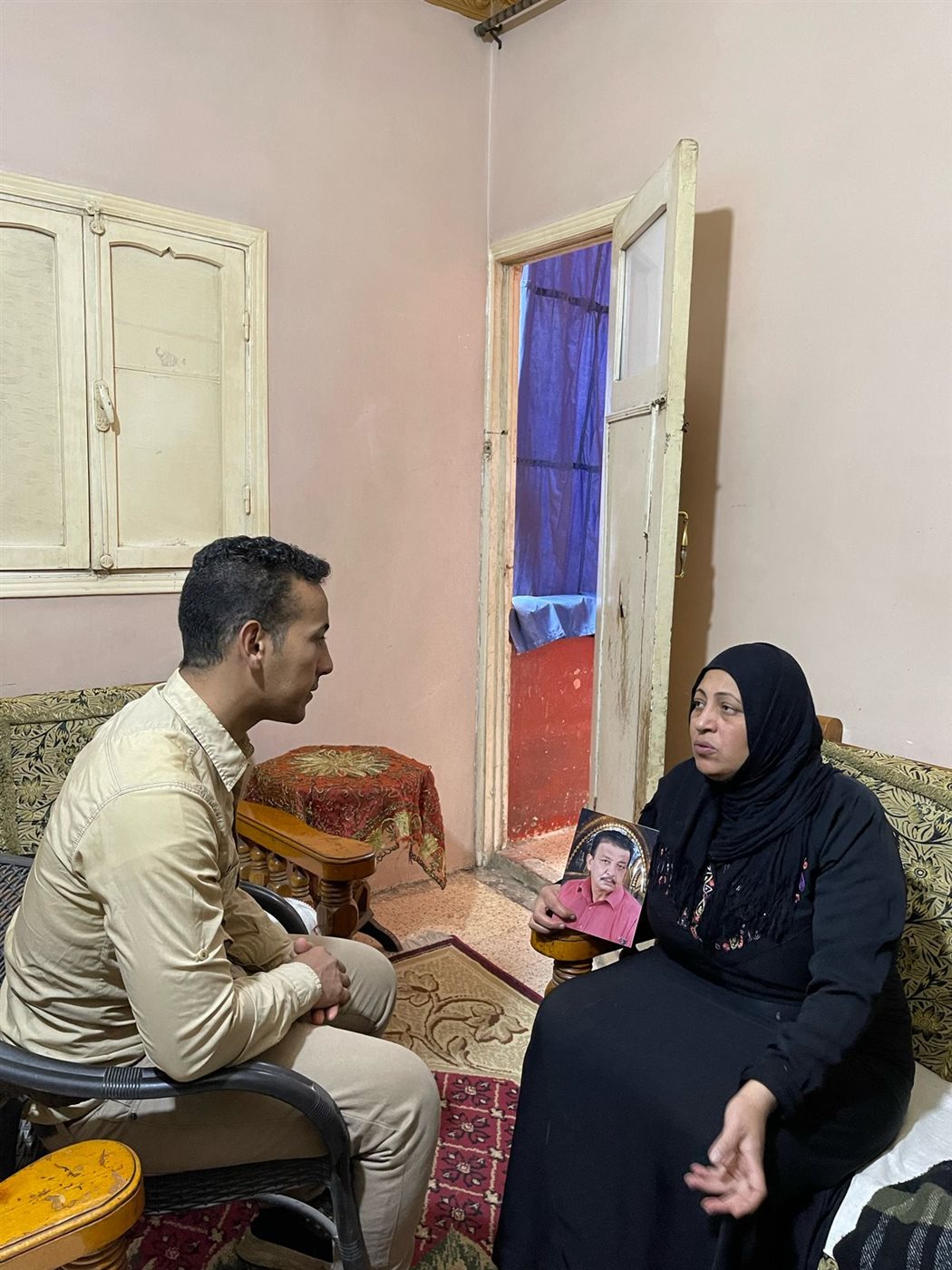 الوفد يحاور والدة المصاب وزوجة المجني عليه 