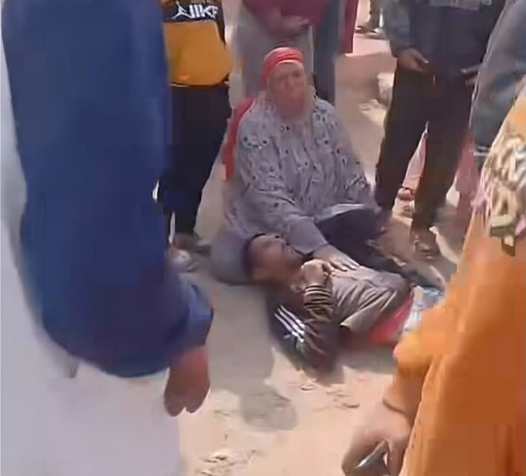 الأم تمسك بالمتهم بهتك عرض صغيرتها