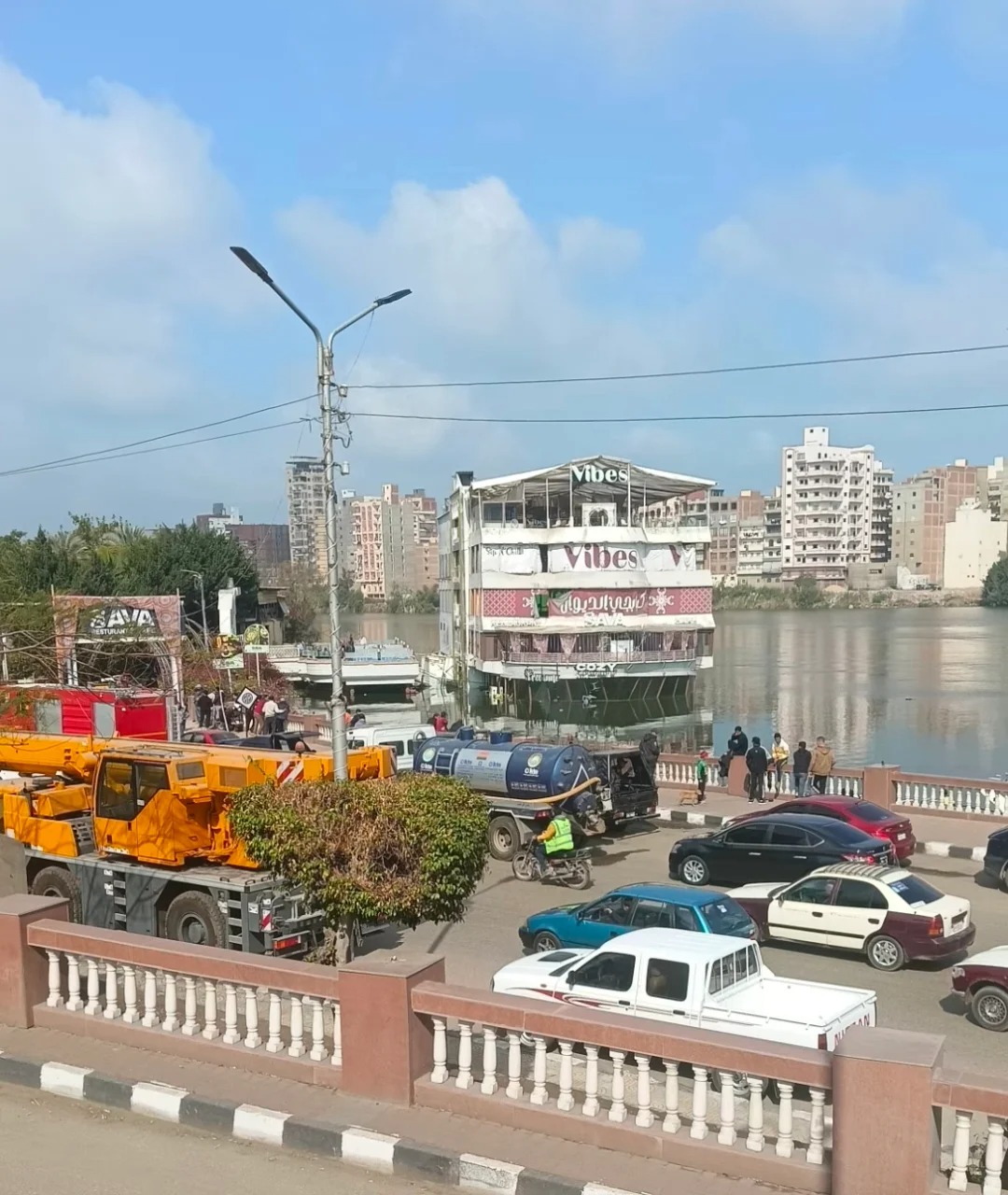 بالصور.. جنوح مركب سياحي فى النيل بالمنصورة والشرطة تنقذ الركاب 