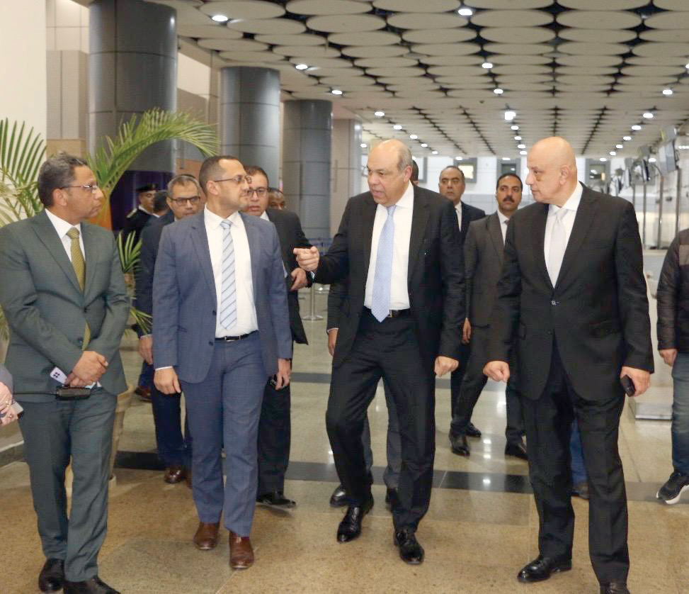 الحفنى يستمع لشرح وافٍ من المهندس أيمن عرب حول تطوير الخدمات