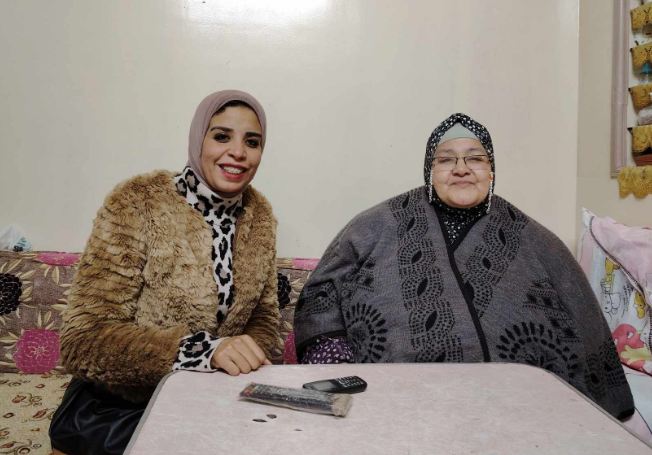 الصحفية زينب النجار والحاجة أم أحمد إسلام 