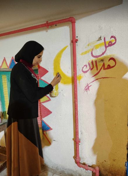 الصحفية زينب النجار تلون جدران عزبة حمادة 