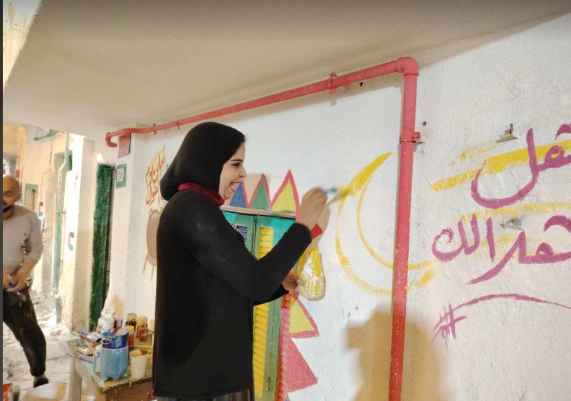 الصحفية زينب النجار تلون جدران عزبة حمادة 
