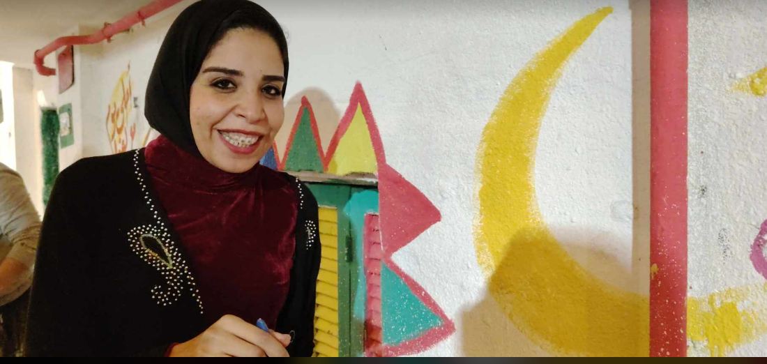 الصحفية زينب النجار تلون جدران عزبة حمادة 