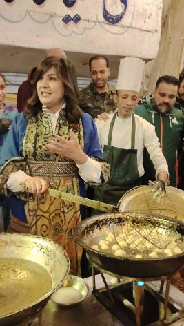السفيرة نبيلة مكرم تحضر الزلابيا وسط اهالي عزبة حمادة