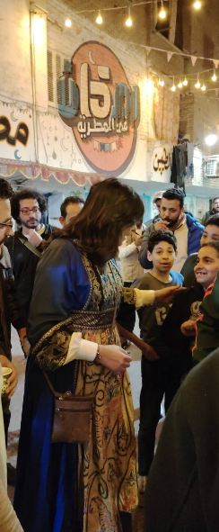 السفيرة نبيلة مكرم وسط اهالي عزبة حمادة
