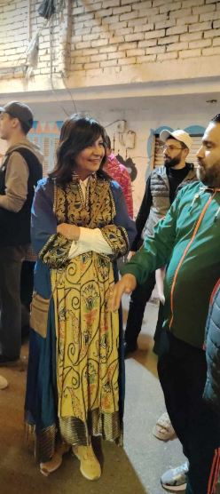 السفيرة نبيلة مكرم تحضر الزلابيا وسط اهالي عزبة حمادة