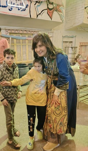 السفيرة نبيلة مكرم وسط اهالي عزبة حمادة