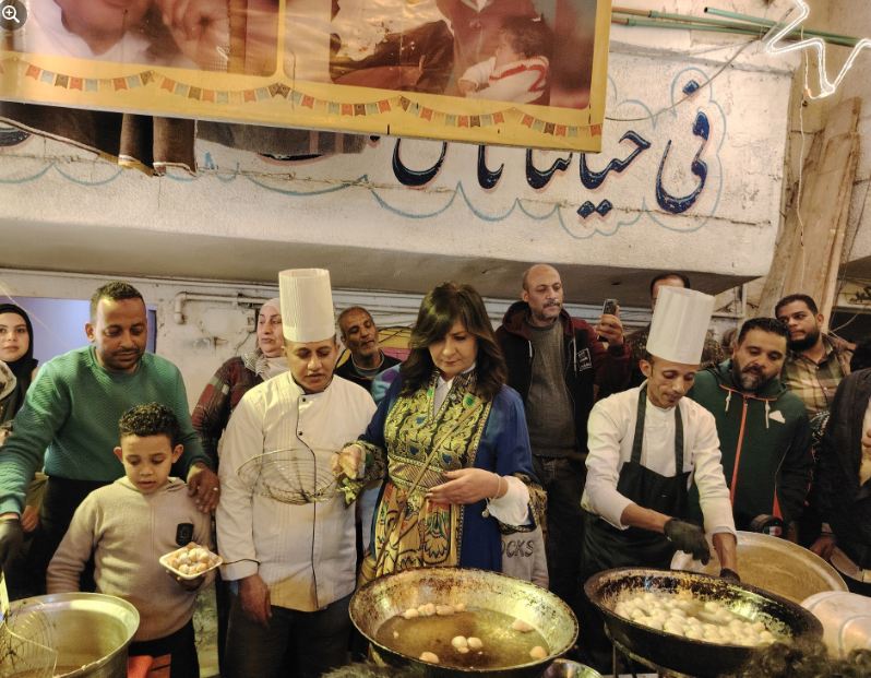 السفيرة نبيلة مكرم تحضر الزلابيا وسط اهالي عزبة حمادة