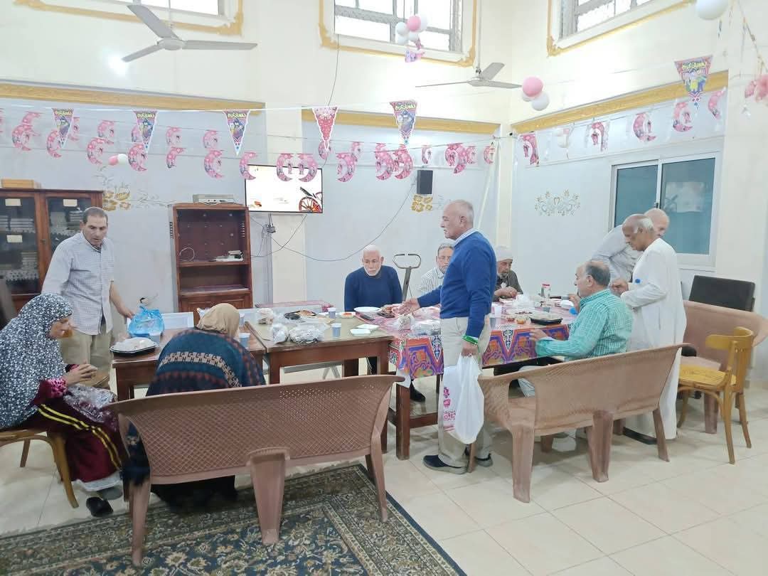 جانب من الإفطار الجماعي لنزلاء دار المسنين