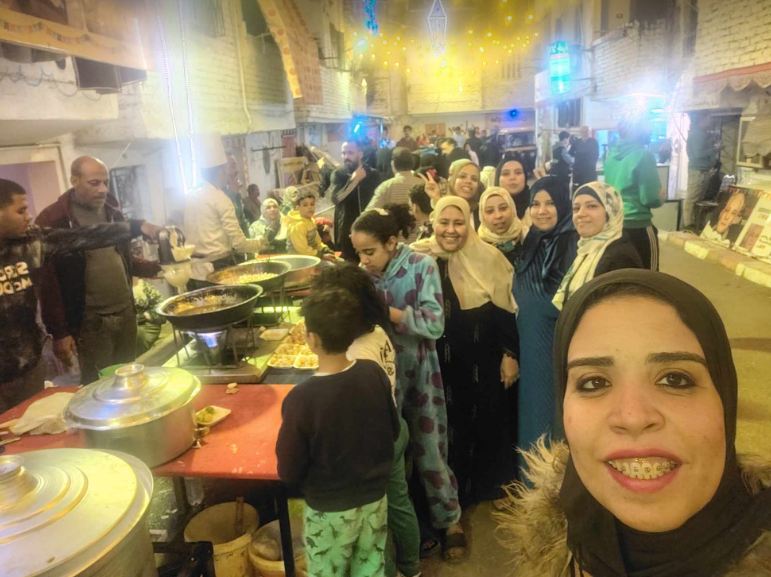 أهالي عزبة حمادة وتحضيرات إفطار 15 رمضان