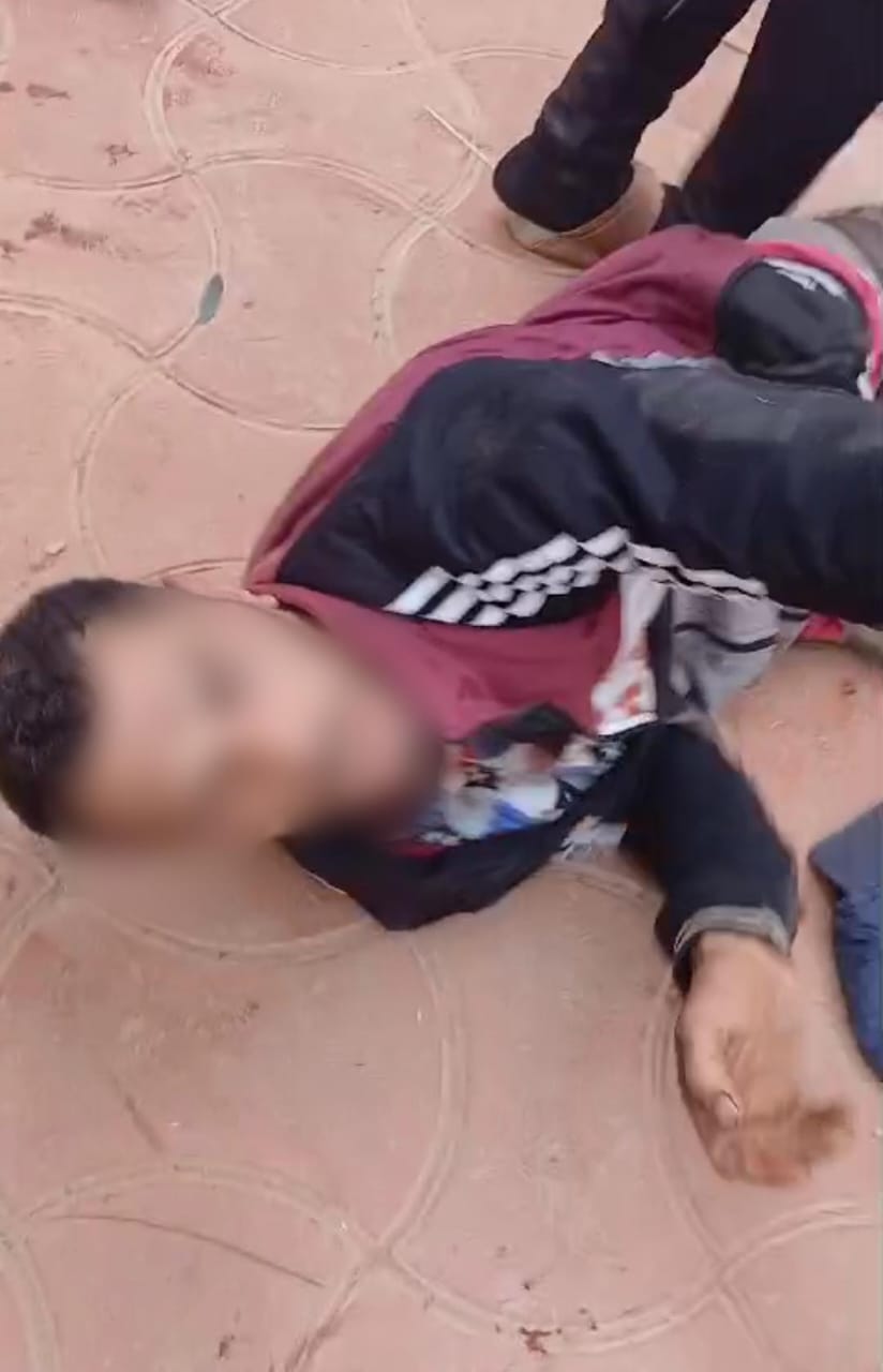 لحظة أمساك المتهم من قبل الأهالي وتسليمه للشرطة 