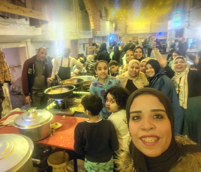 اهالى عزبة حمادة يحضرون الزلابيا  استقبالا السفيرة نبيلة مكرم 