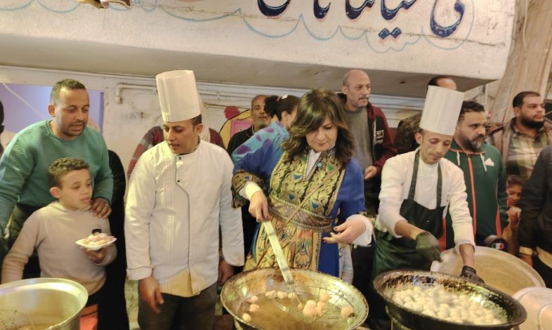 اهالى عزبة حمادة يحضرون الزلابيا  استقبالا السفيرة نبيلة مكرم 