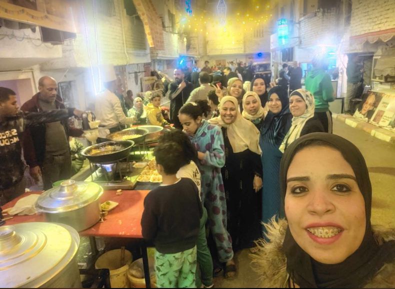 اهالى عزبة حمادة يحضرون الزلابيا  استقبالا السفيرة نبيلة مكرم 