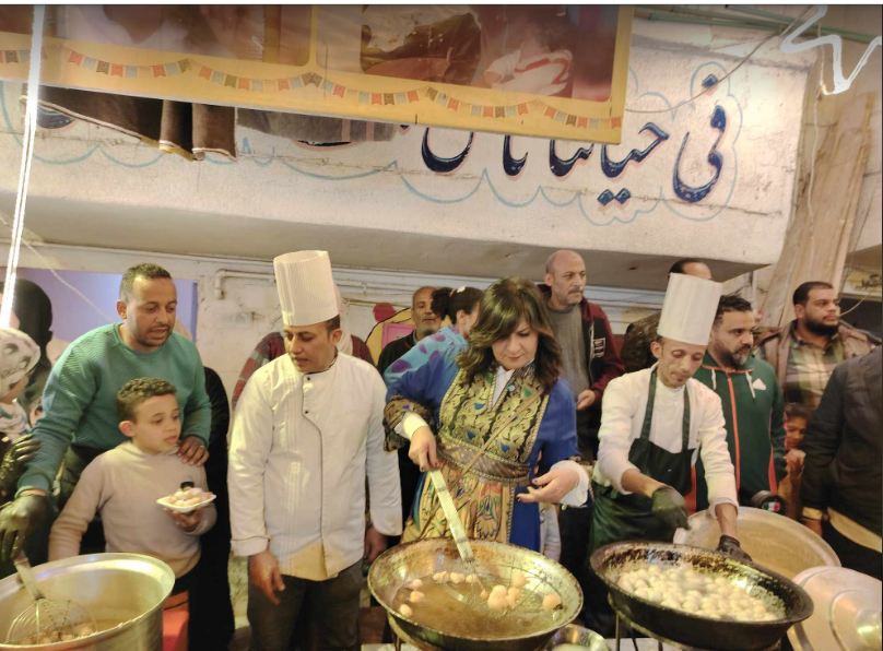 اهالى عزبة حمادة يحضرون الزلابيا  استقبالا السفيرة نبيلة مكرم 
