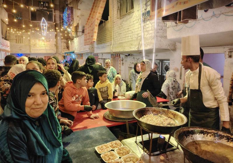 اهالى عزبة حمادة يحضرون الزلابيا  استقبالا السفيرة نبيلة مكرم 