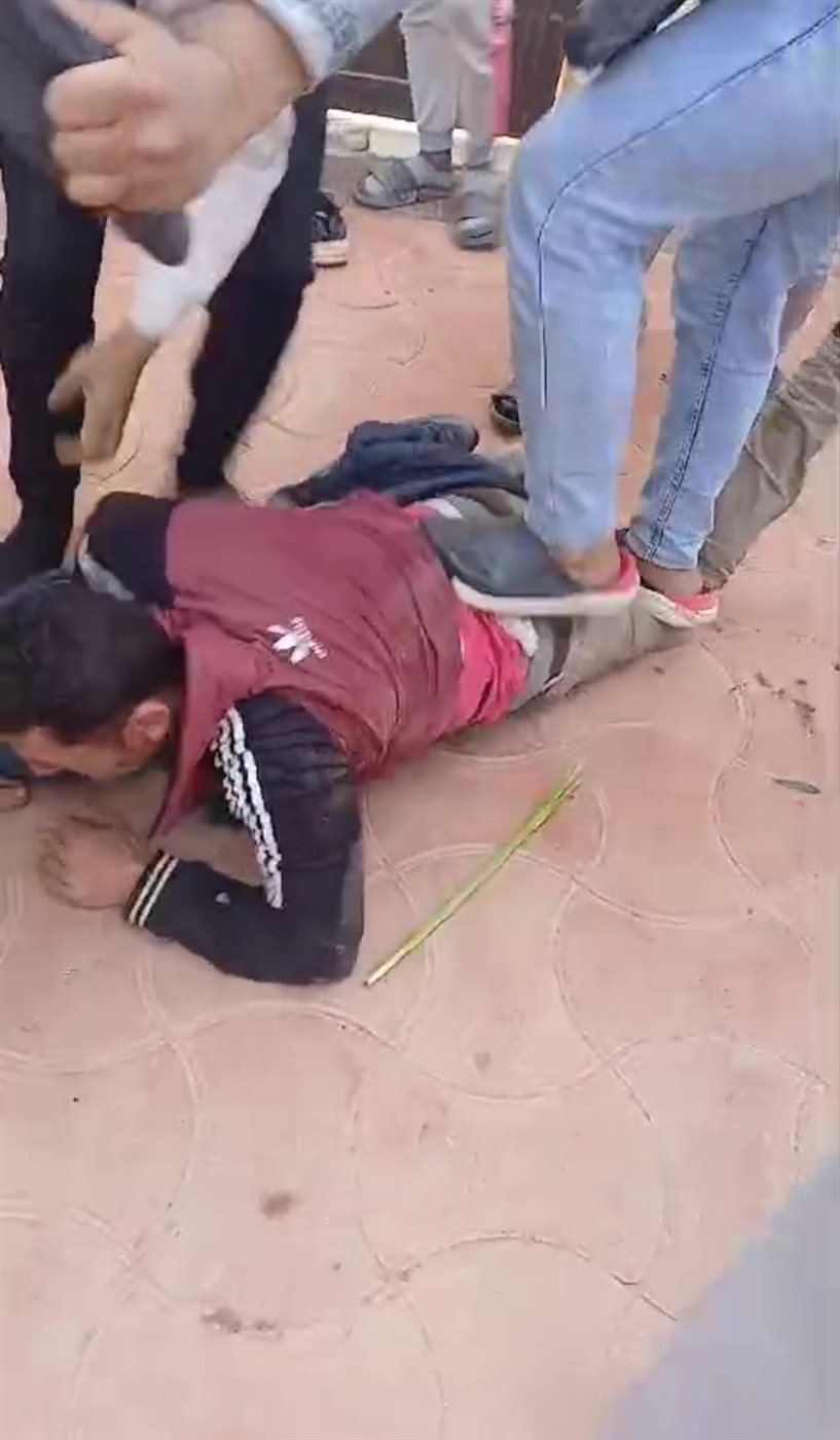 لحظة امساك الأهالي بالمتهم 