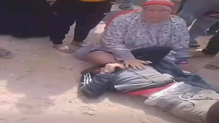 والدة المتهم تدافع عن ابنهاء