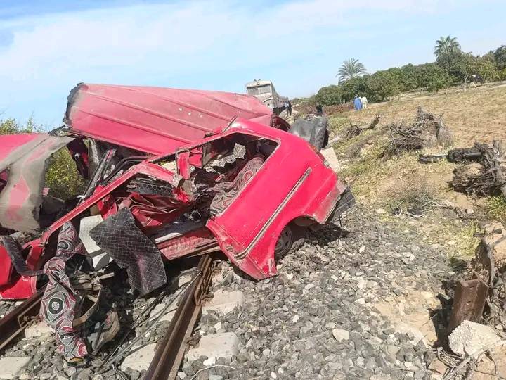 صور حادث قطار وميكروباص الإسماعيلية