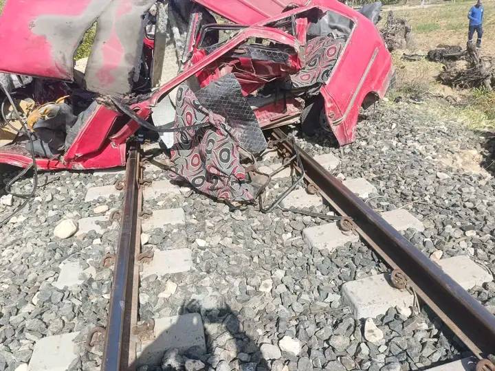 صور حادث قطار وميكروباص الإسماعيلية