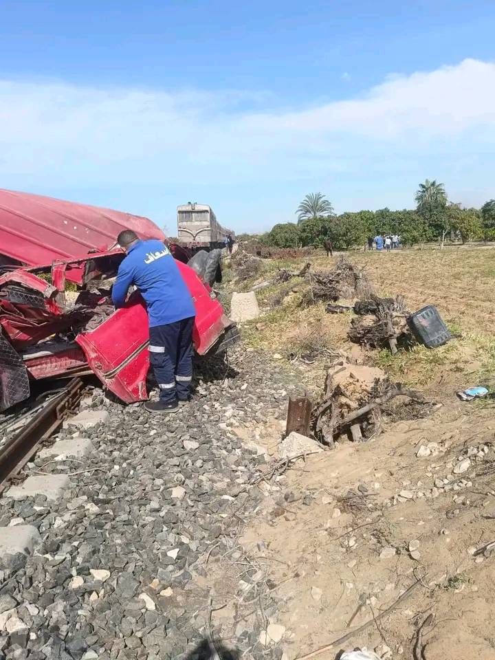 صور حادث قطار وميكروباص الإسماعيلية