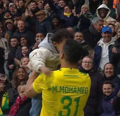 احتفاله مع نجله أمام الجماهير