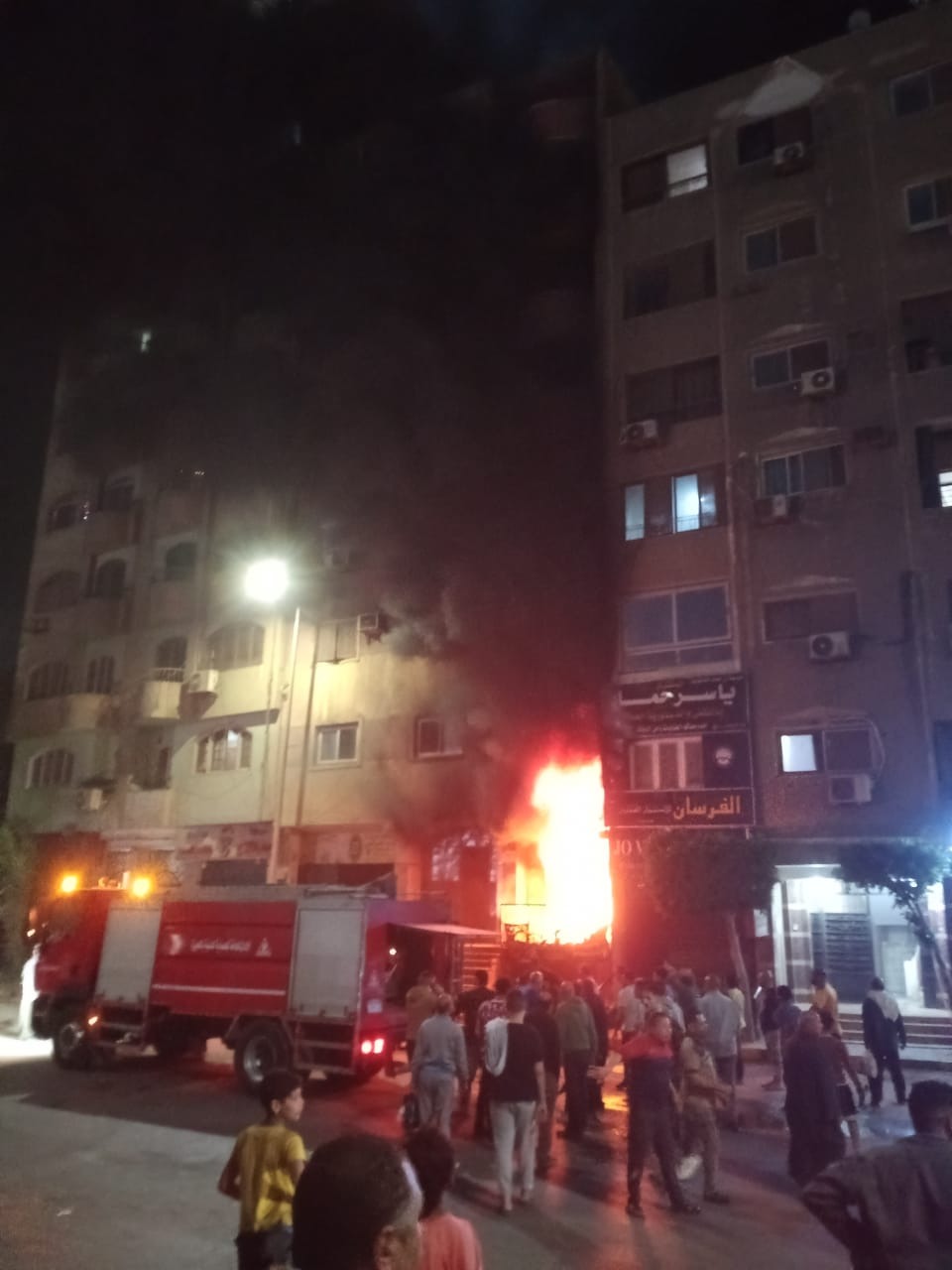 النيران تلتهم عقار سكنى في حريق هائل بالمريوطية