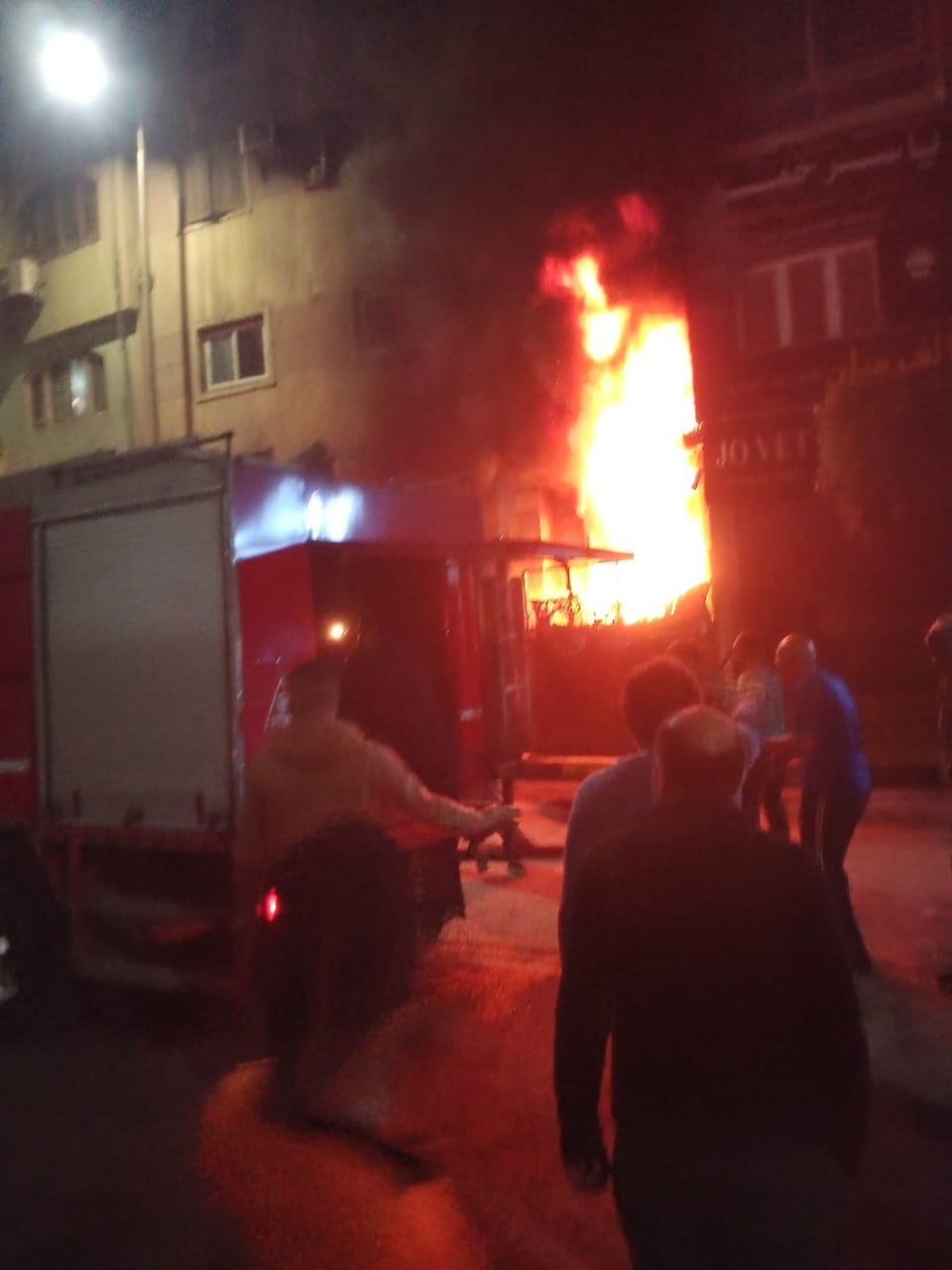 النيران تلتهم عقار سكنى في حريق هائل بالمريوطية