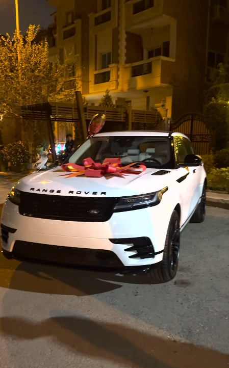 أحمد سعد وعلياء بسيوني وسيارتهما الجديدة رينج روفر