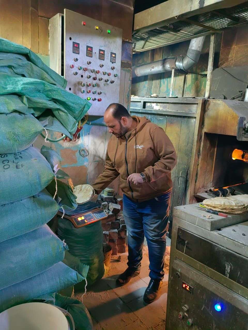 تفتيش على أحد المخابز