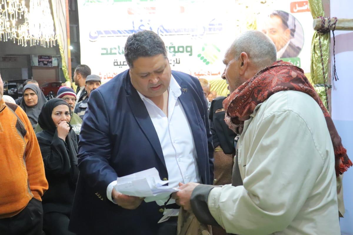 د. أحمد عبيه خلال متابعة القافلة