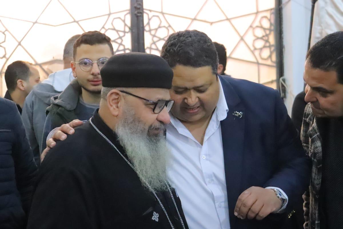  الأنبا ثؤفيليس راعي كنيسه شربين خلال زيارة القافلة