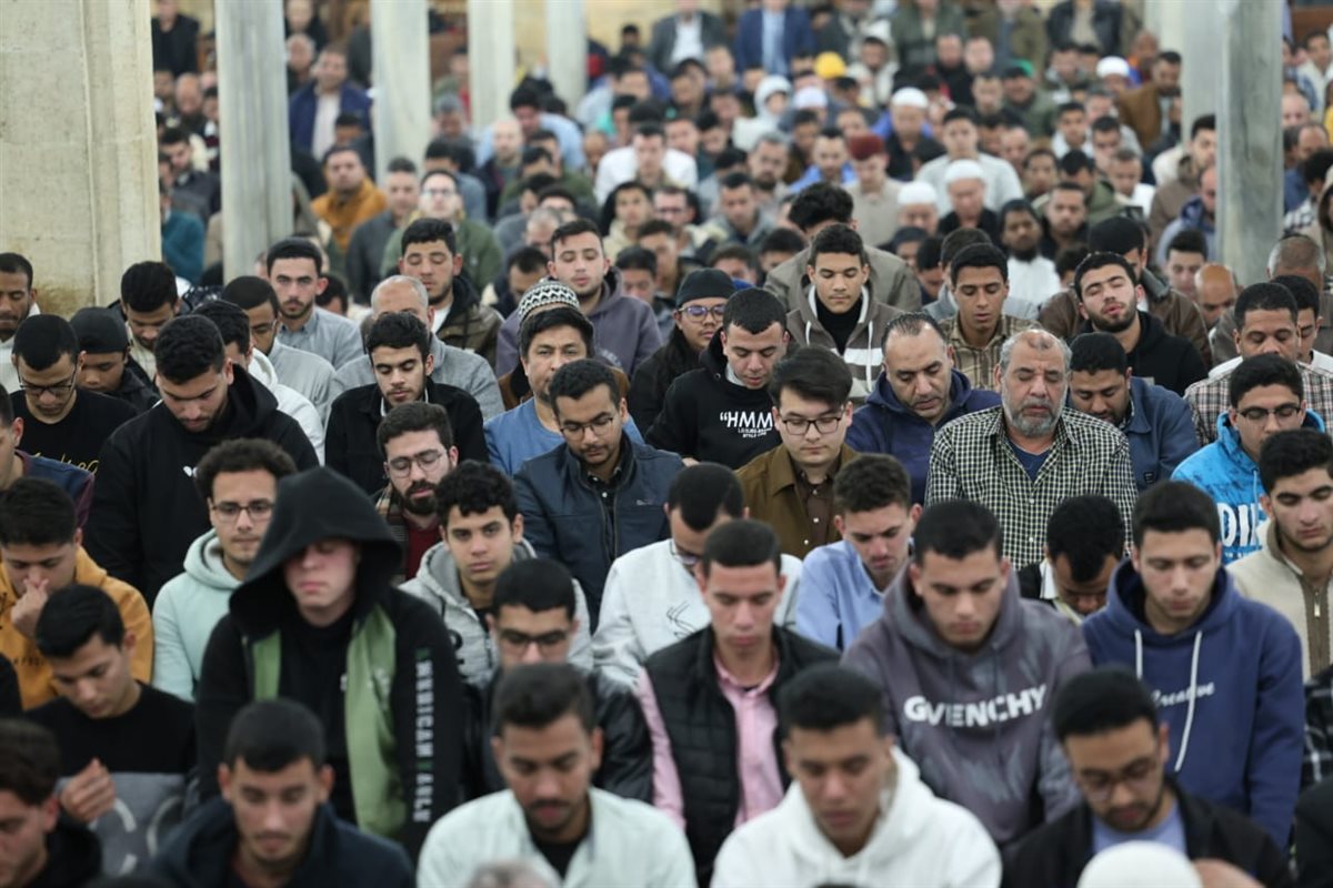 الجامع الأزهر كامل العدد بالمصلين في الثلث الأخير من شهر رمضان