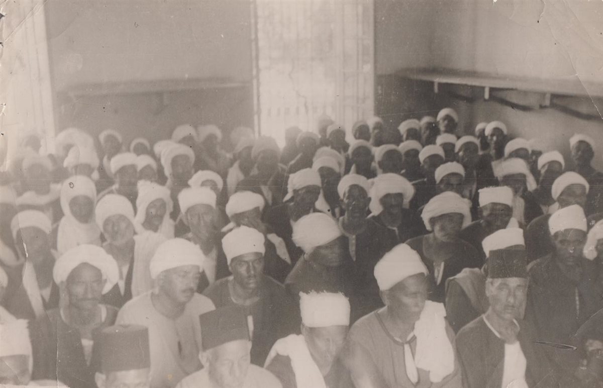 أهالى فاوقبلى خلال اجتماعهم بمحافظ قــنا المراغى باشا عام 1947