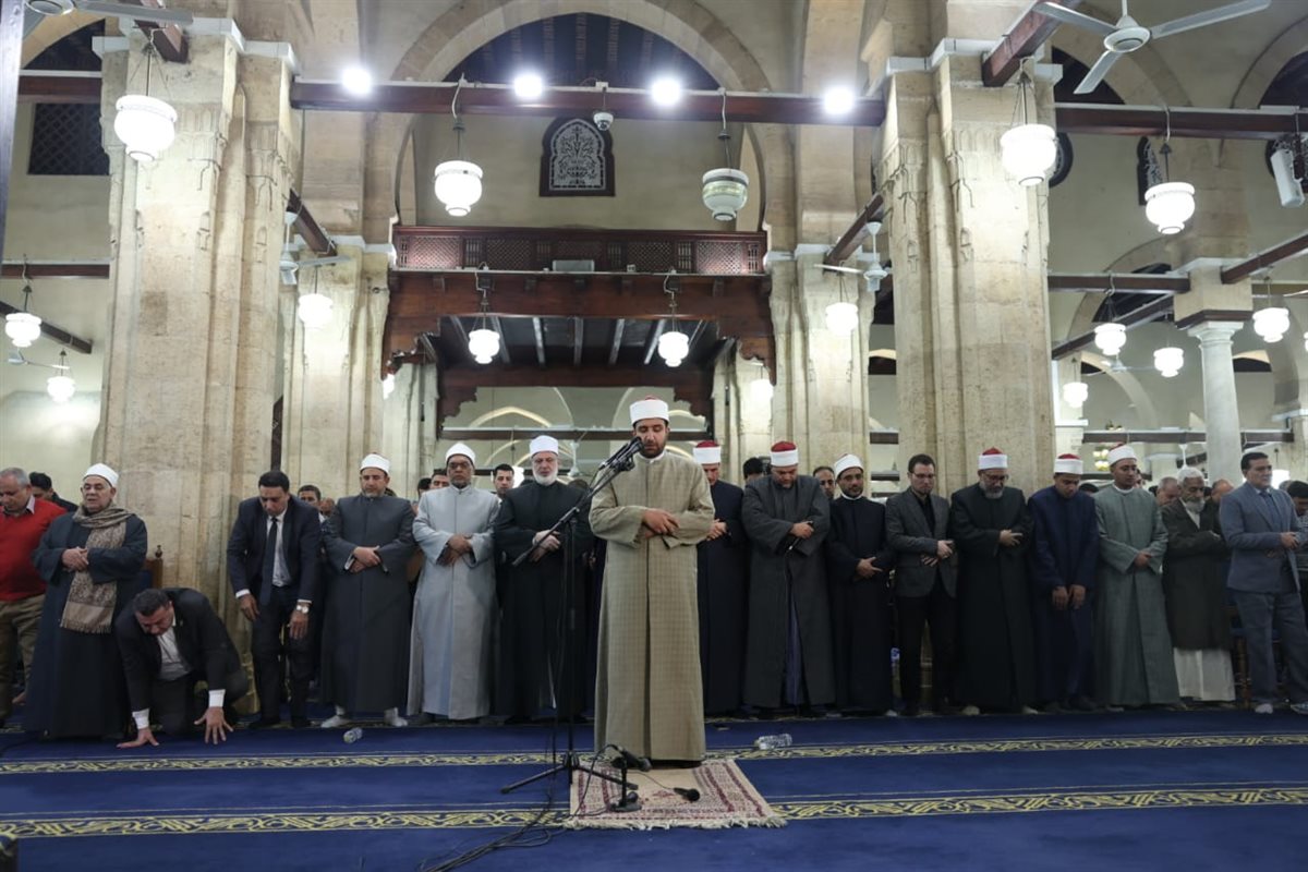 الجامع الأزهر يقيم صلاتي العشاء والتراويح