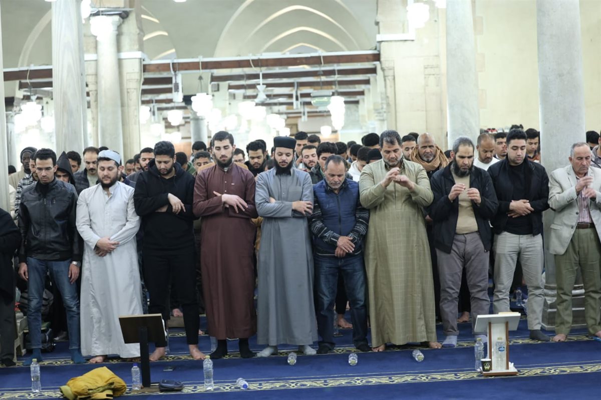 الجامع الأزهر يقيم صلاتي العشاء والتراويح