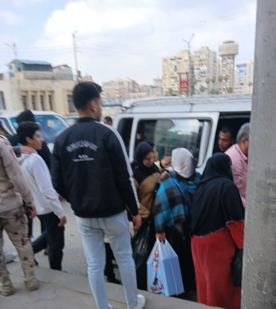 معاناة لاتوصف لركوب السرفيس