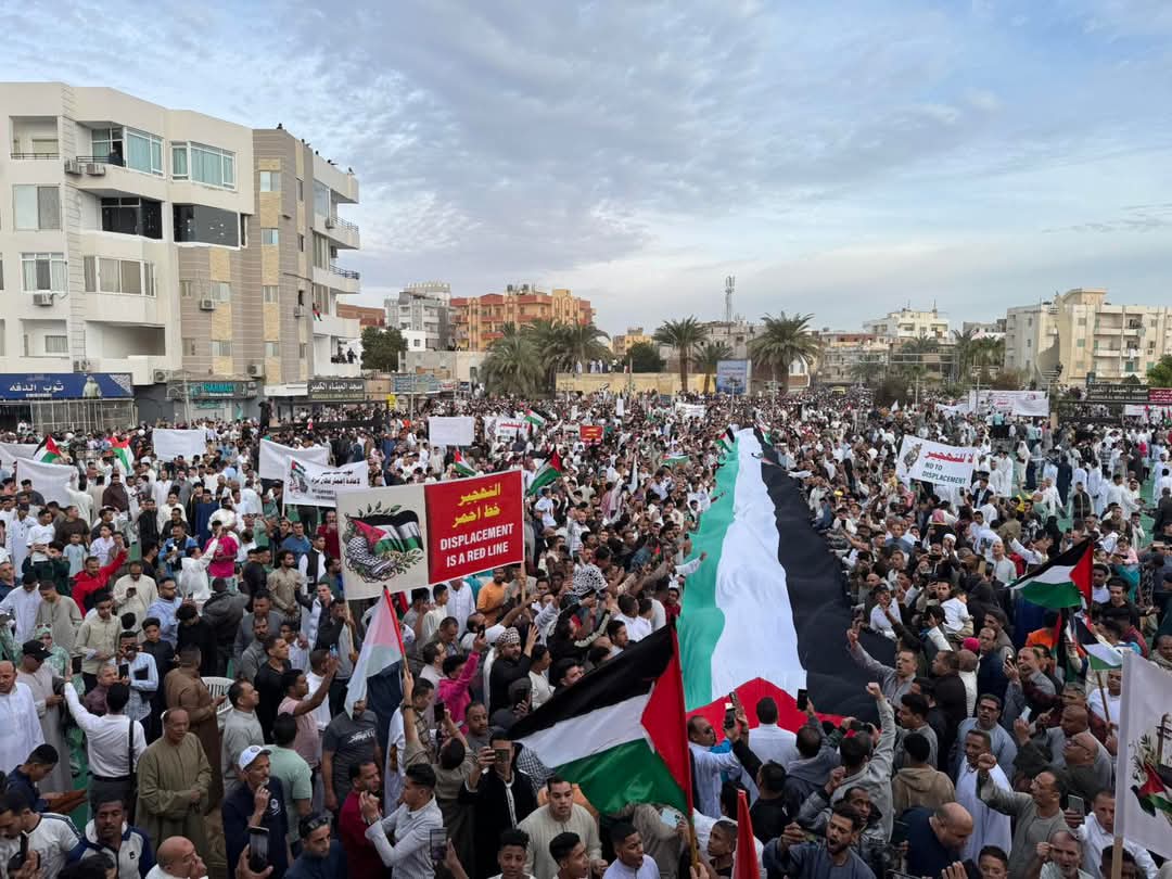 المصلون عقب الصلاة