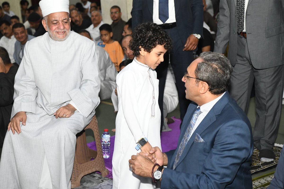 المحافظ يهنأ طفلًا خلال صلاة العيد 