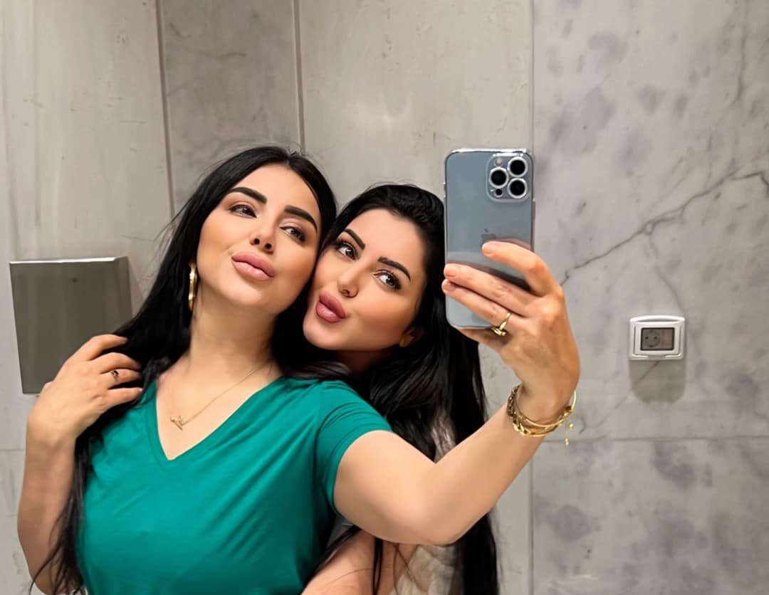  إيناس النجار وشقيقتها سوار النجار