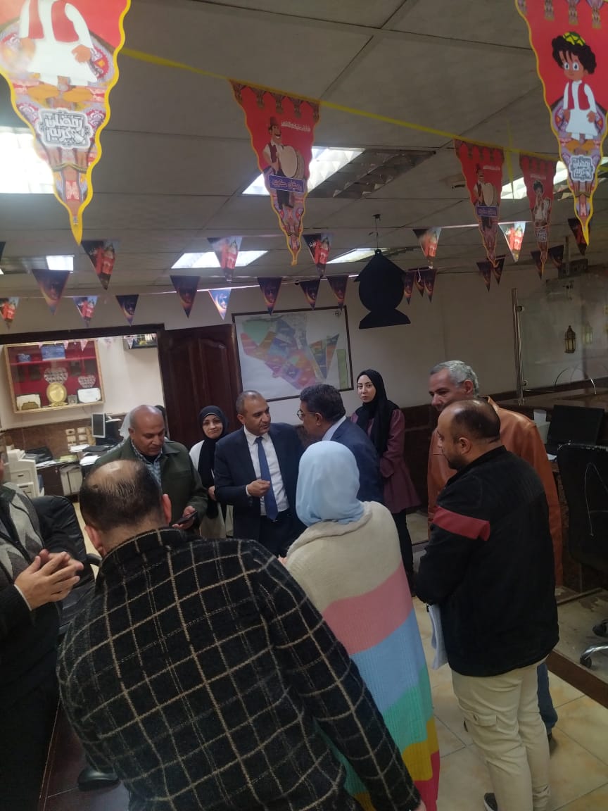 اللواء أبو كريشة أثناء التفتيش على حي غرب المنصورة