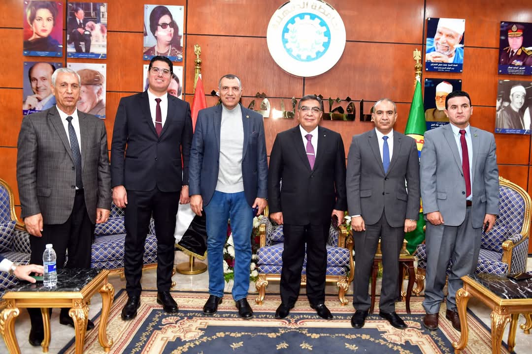 السكرتير العام لمحافظة الدقهلية خلال تلقيه تهنئة “ الوفد ” بالعيد أمس بالمحافظة