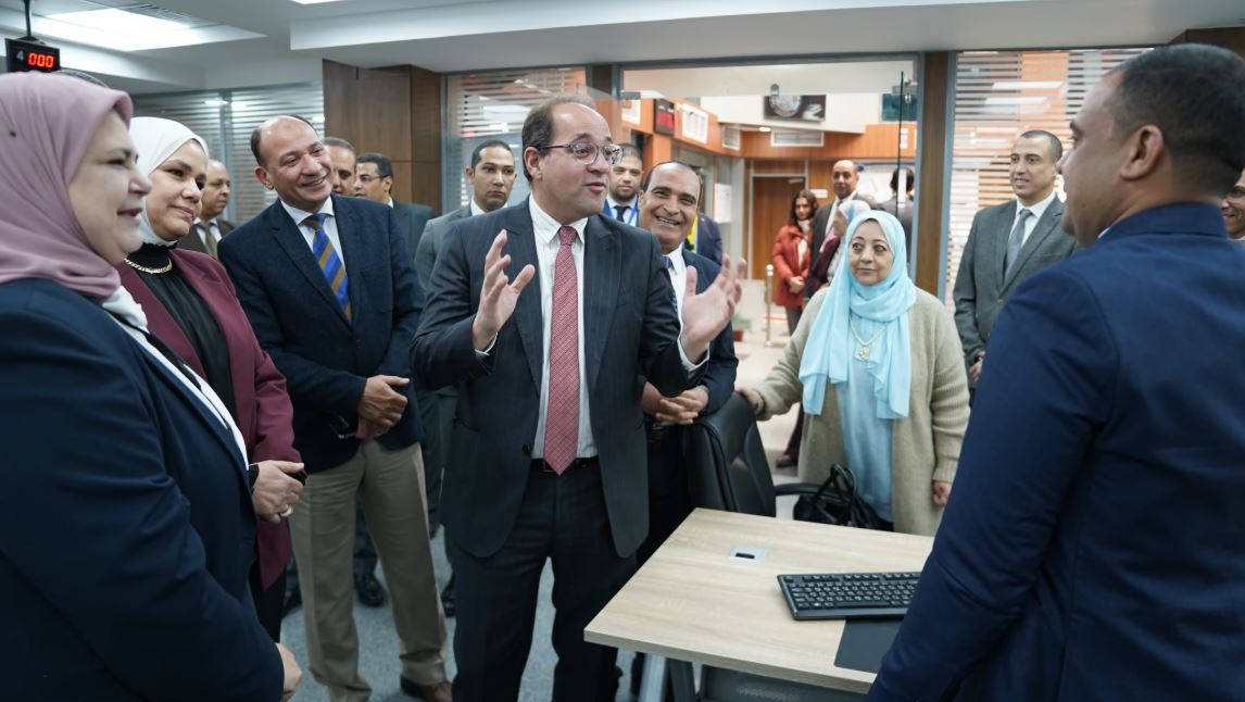 وزير المالية خلال سلسلة جولاته الميدانية بمأموريات الضرائب
