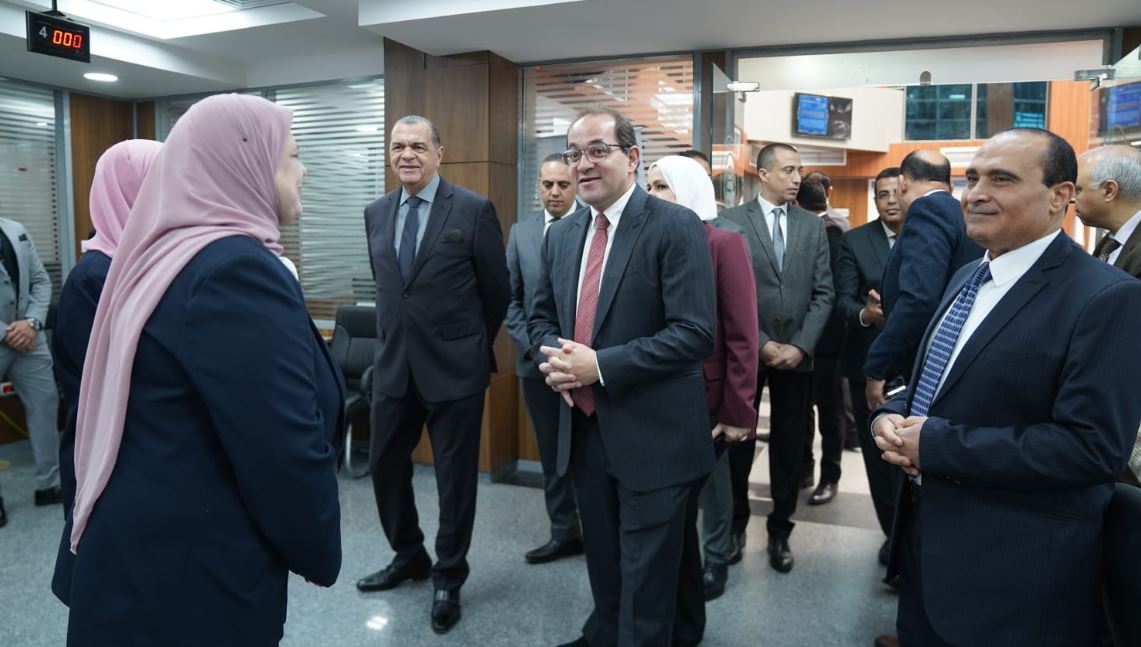 وزير المالية خلال سلسلة جولاته الميدانية بمأموريات الضرائب