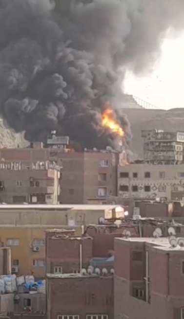 ننشر الصور الأولى من حريق عقار الزرايب بمنشأة ناصر
