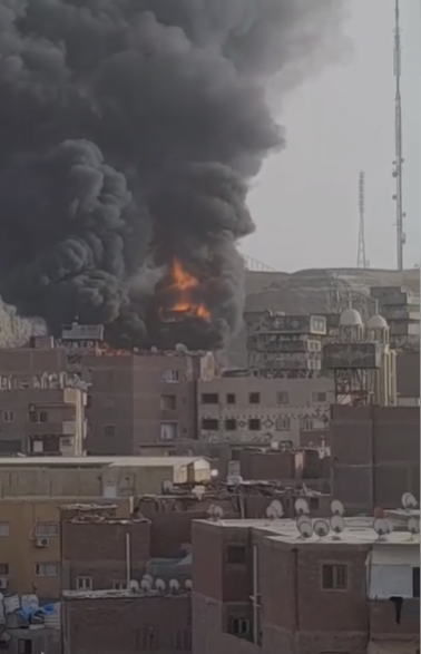 ننشر الصور الأولى من حريق عقار الزرايب بمنشأة ناصر